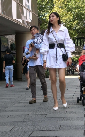 天生丽质白色连衣裙美腿气质小姐姐