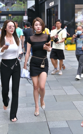 街拍黑色短裙美腿美女 [19P]