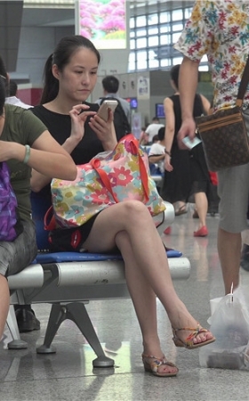 玩手机的黑衣妹子