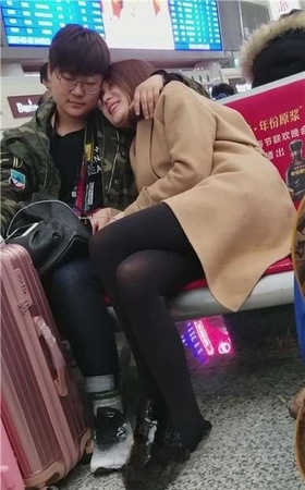 4k-有福气的眼镜男，这么漂亮黑丝女友亲亲我我
