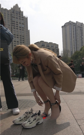 换鞋的漂亮黄发美女小姐姐