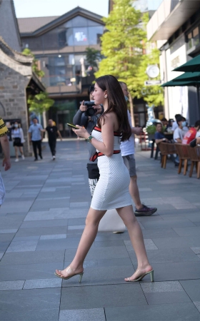 视觉冲击街拍作品 – 裹胸性感的天然美女