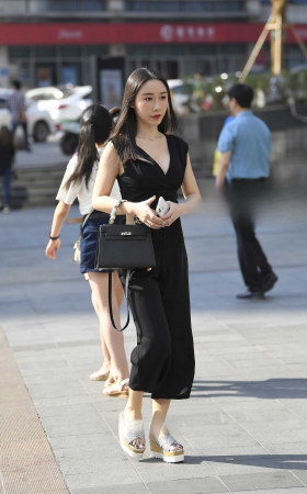 含情脉脉的黑衣美女 [14P]