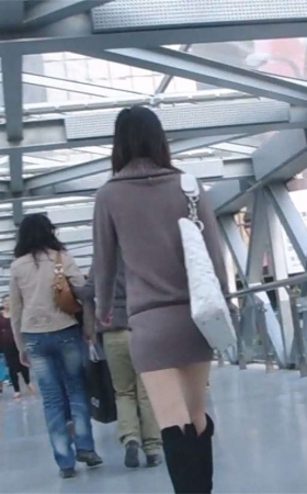 街拍一个嫩白美腿少女