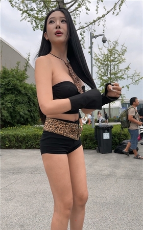 热裤长腿高跟美女