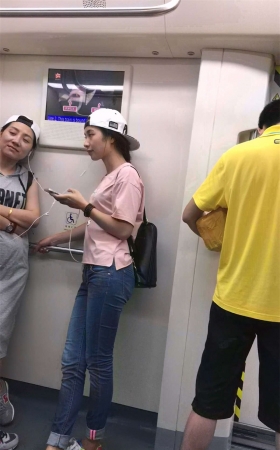 地铁拍摄蓝色紧身牛仔裤小妹