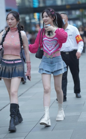 街拍双马尾吧短裙女孩儿 [18P]