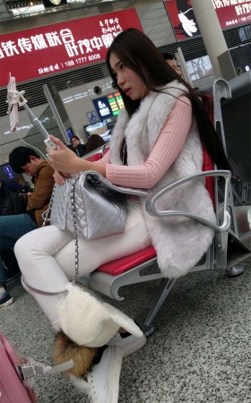手机直播的粉衣紧身白裤长发妹子