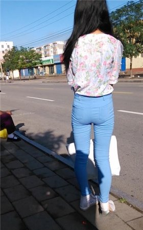 等公交的紧身妹子