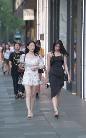 白皙美腿倆闺蜜