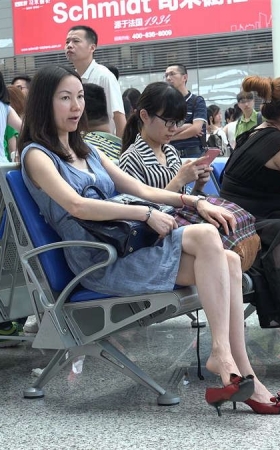 火车高铁站机场系列裸足美女