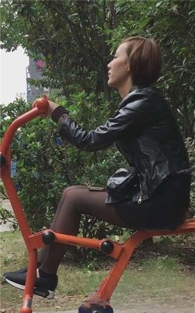 偶遇健身器材上的黑丝美腿皮衣短发女孩