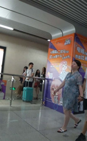 地铁站跟拍两个裙装性感白腿漂亮美眉