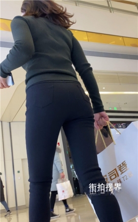 黑色牛仔裤美妇