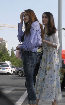路边等车的牛仔裤衬衫美女
