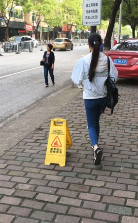 一个极品牛仔裤美女