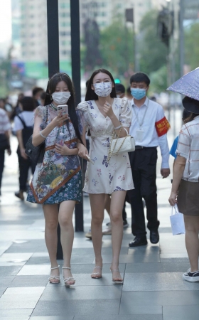 街拍美腿裙装姐妹 [17P]