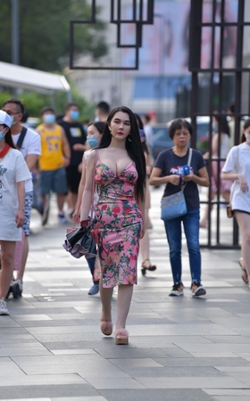 街头搭讪丰满的美女