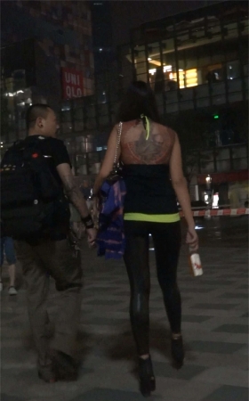 性感时尚的紧身裤辣妹