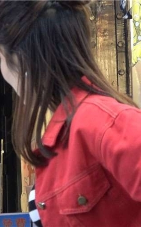 4k-紧身蓝牛红衣气质街拍裸足美女