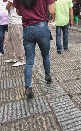 牛仔裤妹子