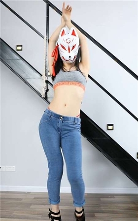 秀舞蹈工作室紧身蓝牛美女正面热舞慢摇 [251 MB]