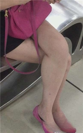 商场休息区拍摄美腿玉足美眉，粉色小平底鞋加分不少。