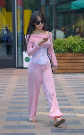 一路玩手机的美女 [13P]