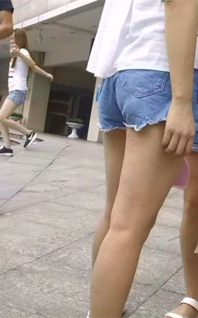 街头的几位超短牛仔热裤学生妹