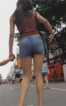 牛仔热裤长腿美妇