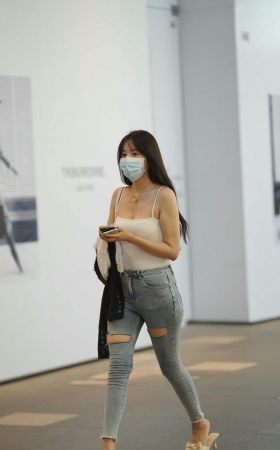 街拍紧身牛仔美眉 [16P]