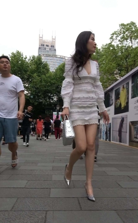 4K – 街拍性感的高跟鞋白裙美姐 [1.05 GB/MP4]