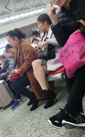 肉色丝袜白腿丰满少妇高铁站候车