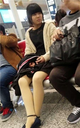 4k-候车室内乖巧可爱甜美的丝袜美腿美眉