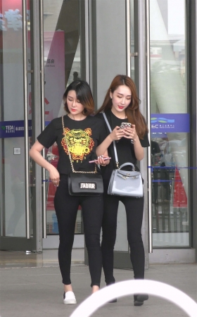 黑色紧身裤好身材漂亮美女