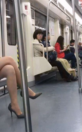 地铁漂亮连衣裙美女极品迷人美腿