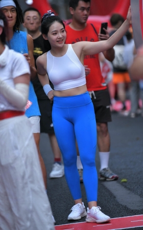笑得超甜的蓝色紧身裤美女 [23P]