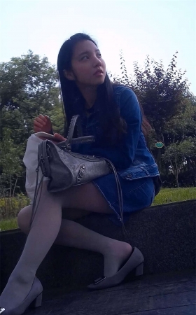 小美女的灰色丝袜坐姿