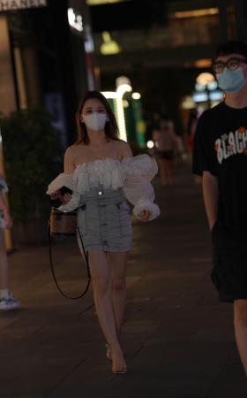 戴口罩的牛仔裙小姐姐