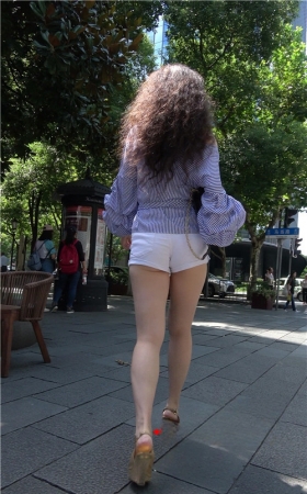 长腿白热裤妹子