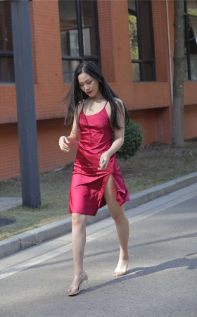 红色开叉吊带裙美女