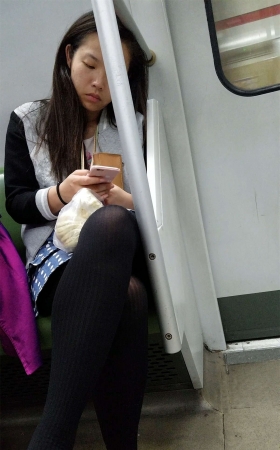 地铁原点短裤条纹黑色丝袜少妇
