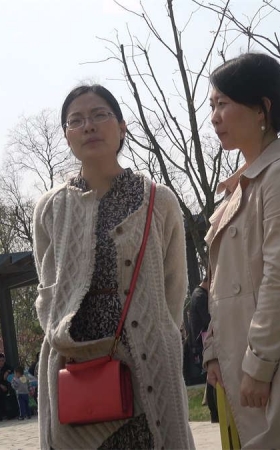 带着孩子逛公园的妈妈