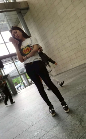 超有气质的白T恤黑色紧身裤街拍漂亮美女