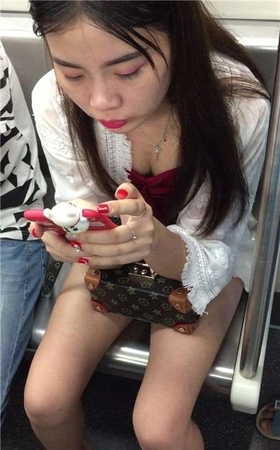 地铁上拍摄的精致女孩