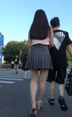 喝着星巴克的街拍短裙美腿小资女