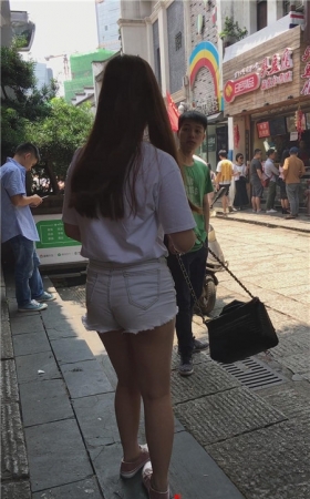 漂亮的热裤美女