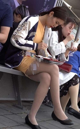 吃外卖的肉丝袜美眉