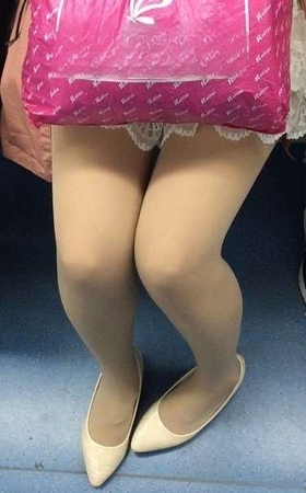 地铁上的肉丝袜美腿妹子