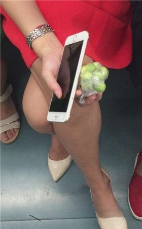 地铁上趴男友腿上休息的唯美红色公主裙美眉。